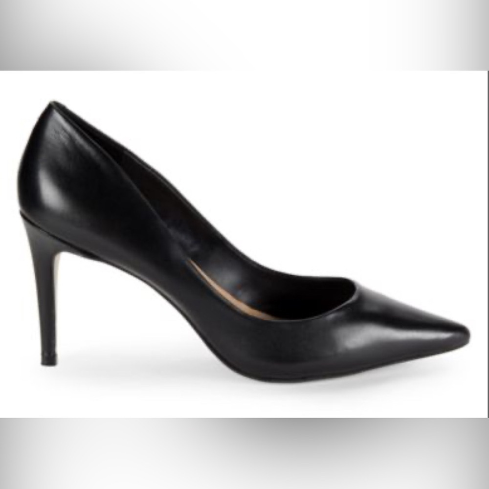 Saks Fifth Avenue Size 7 Navy Cary Pumps